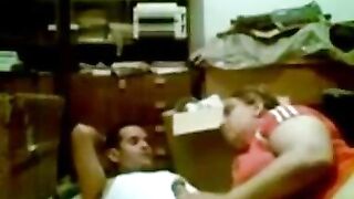 شرموطه ميلف شاقطة واد شباب نازل فيها نيك ودق xnxx