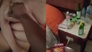 اتنين ماسكين شرموطه جسمها جامد واحد بينيك والتاني بيخليها تمص